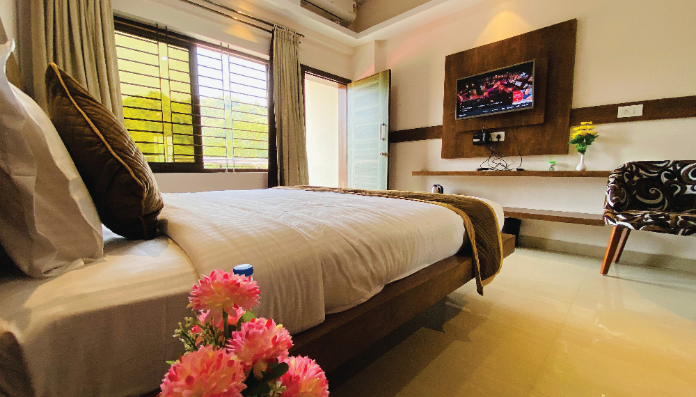 Deluxe room with Balcony-02