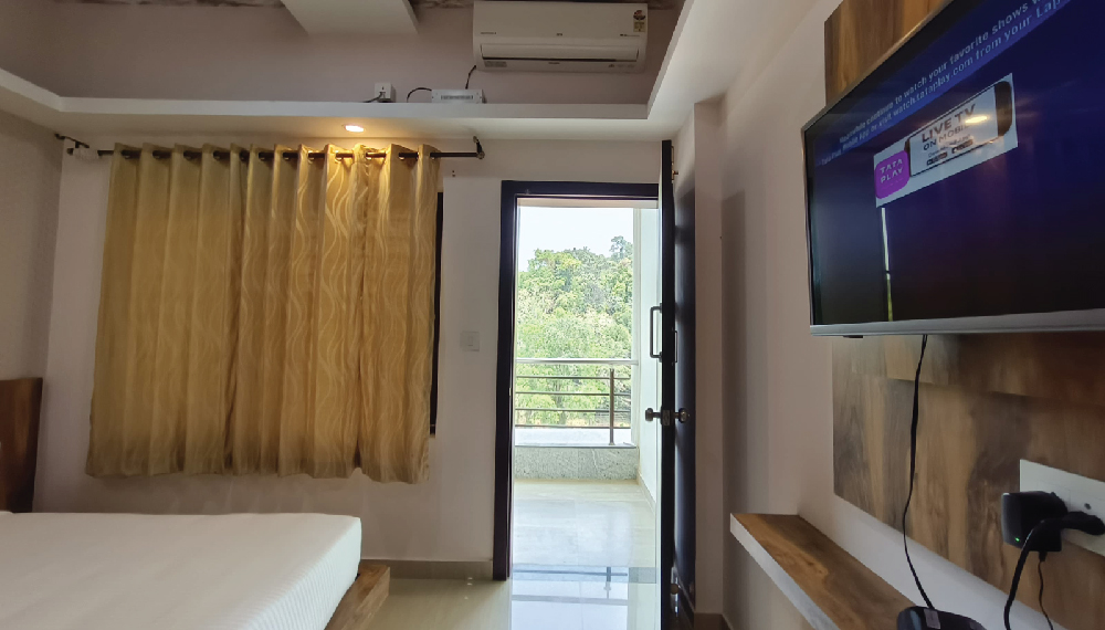 Deluxe room with Balcony-06